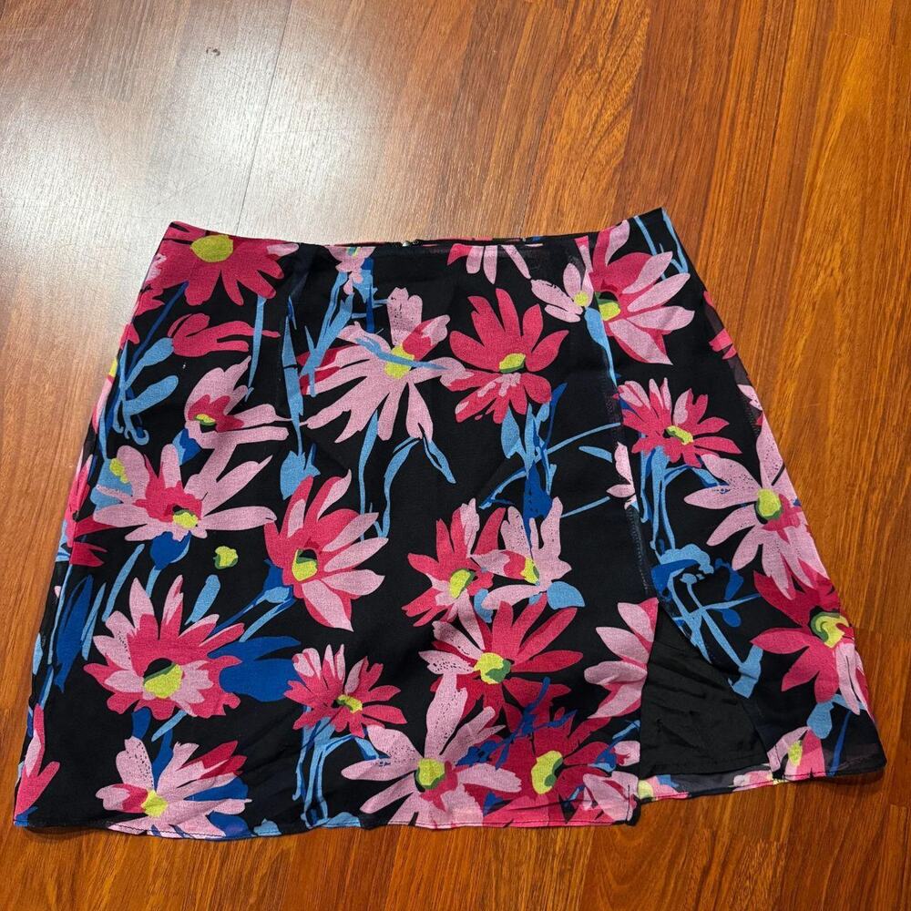 Fun lulus black floral mini